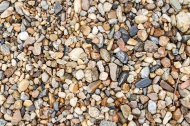 Plaj taşları, kahverengi çakıl dokusu ve arka plan 