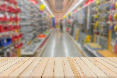 Süpermarketin bulanık arka planına sahip ahşap tahtalar