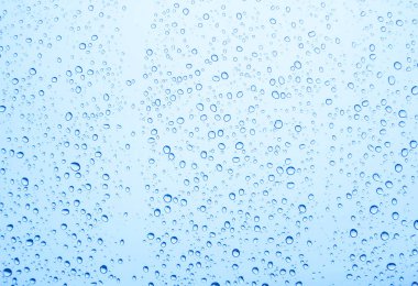 cam üzerinde mavi su damlaları, yağmur damlaları