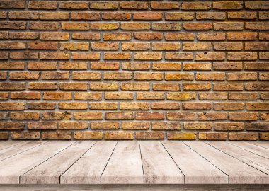 kahverengi tuğla duvar arka plan ve ahşap zemin ile plakalar 
