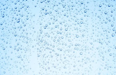 cam üzerinde mavi su damlaları, yağmur damlaları