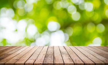 bulanık doğal yeşil arka plan ile zemin ahşap plakalar