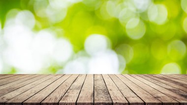 Ürün gösterimi için soyut doğal yeşil bulanık bokeh arka plan ile ahşap plakalar