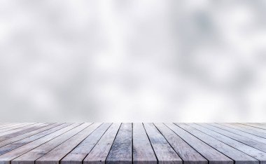 Gri arka plan ile ahşap plakalar