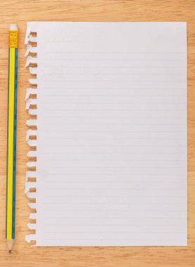 kalem ile ahşap masa masası yüzeyinde hatları ile beyaz kağıt levha 