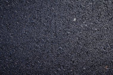 koyu asfalt yol yüzeyinin yakın