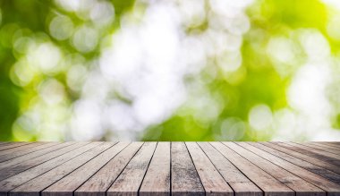 Ürün gösterimi için soyut doğal yeşil bulanık bokeh arka plan ile ahşap plakalar