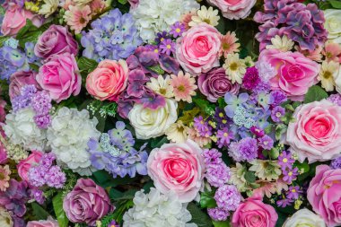 güller ve dosyalanmış çiçekler ile güzel buket 