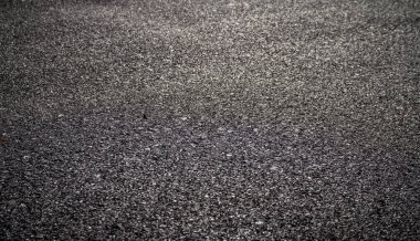 koyu asfalt yol yüzeyinin yakın