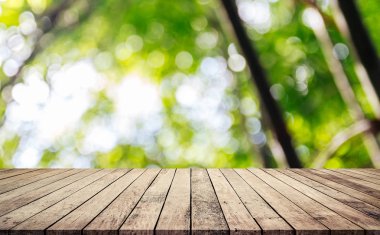 paneller, ahşap plakalar ve arka planda bulanık yeşil yaz ormanı ile zemin