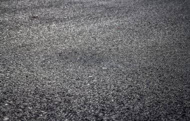 koyu asfalt yol yüzeyinin yakın