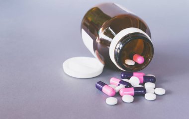 şişe ile masada Kapsüller Pills 