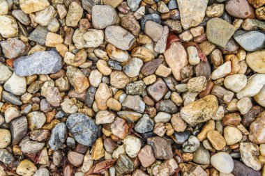 Plaj taşları, kahverengi çakıl dokusu ve arka plan 