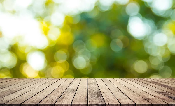 Tavole Legno Con Sfondo Verde Naturale Sfocato — Foto Stock