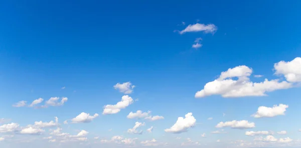 День Голубое Небо Облака Фон — стоковое фото