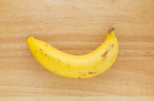 Jeden Żółty Banan Drewnianej Powierzchni Stołu — Zdjęcie stockowe