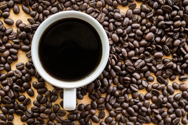 Weiße Kaffeetasse Mit Espresso Und Kaffeesamen Auf Der Tischfläche — Stockfoto