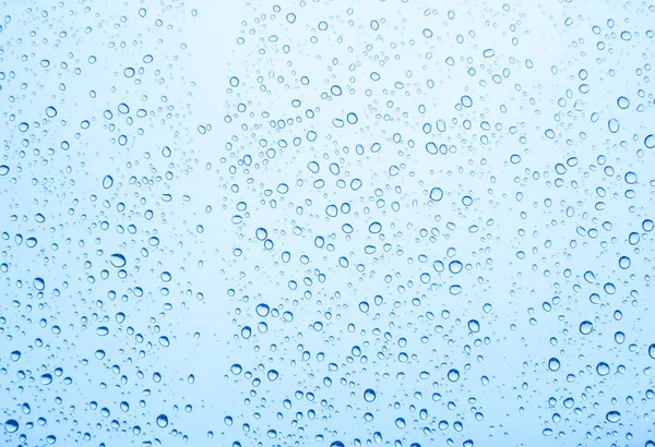 cam üzerinde mavi su damlaları, yağmur damlaları