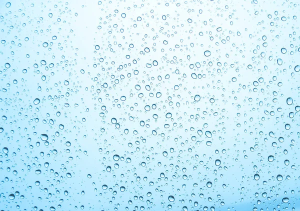 cam üzerinde mavi su damlaları, yağmur damlaları