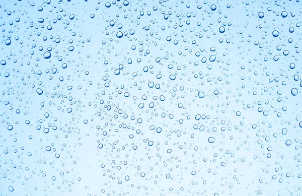cam üzerinde mavi su damlaları, yağmur damlaları