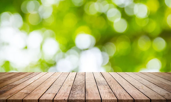 bulanık doğal yeşil arka plan ile zemin ahşap plakalar