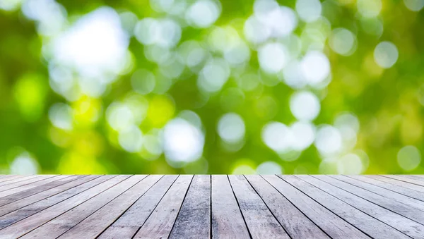 bulanık doğal yeşil arka plan ile zemin ahşap plakalar