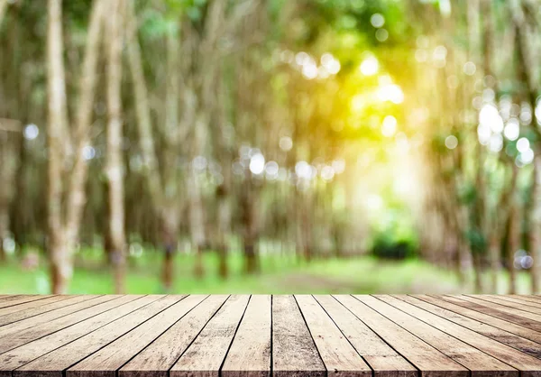 Ürün gösterimi için bulanık doğal yeşil bulanık bokeh arka plan ile ahşap tahta