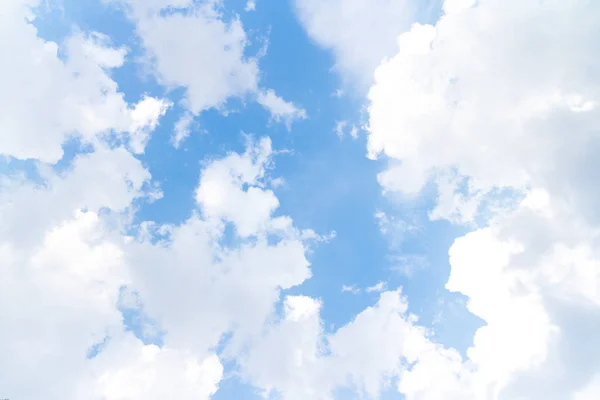 Blauer Himmel Und Flauschige Wolken Hintergrund — Stockfoto