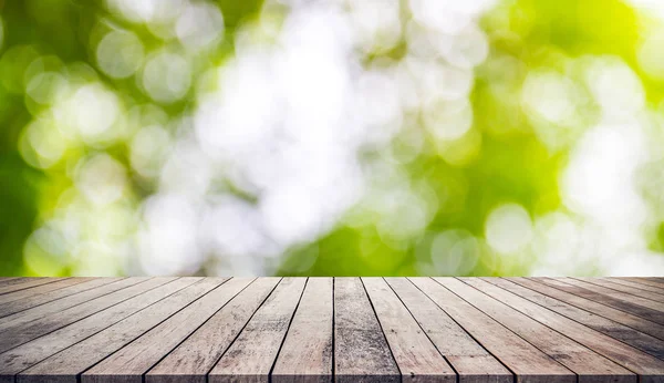 Ürün gösterimi için soyut doğal yeşil bulanık bokeh arka plan ile ahşap plakalar