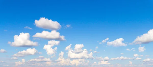 Nuvens Fundo Céu Azul — Fotografia de Stock