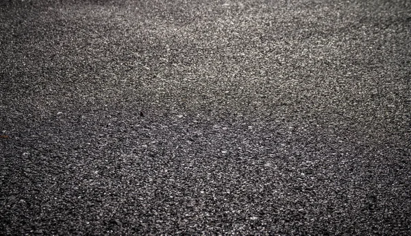 koyu asfalt yol yüzeyinin yakın