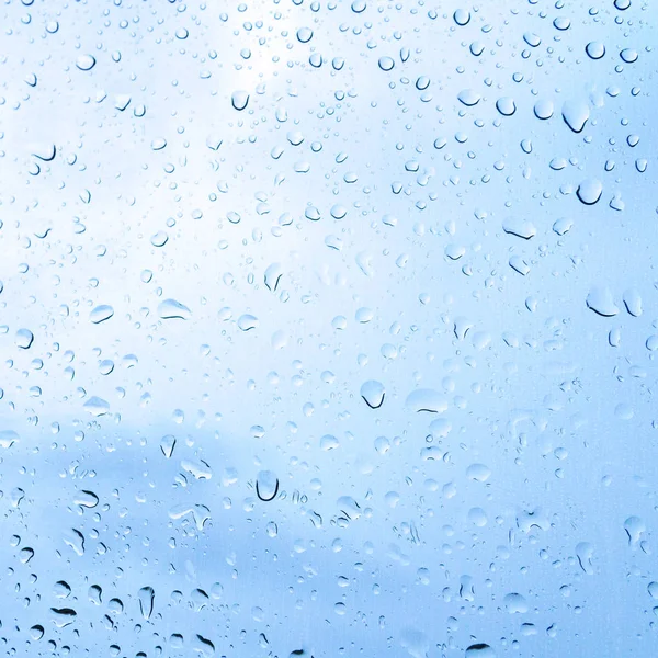 ガラスに水が落ち雨が降る — ストック写真