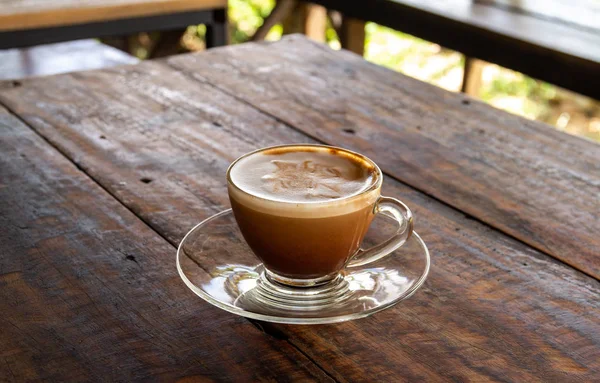 Gelas Cangkir Kopi Dengan Kopi Cappuccino Permukaan Meja Kayu — Stok Foto