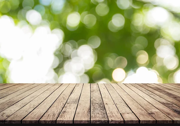 bulanık doğal yeşil arka plan ile zemin ahşap plakalar