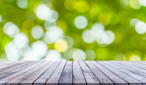 Ürün gösterimi için soyut doğal yeşil bulanık bokeh arka plan ile ahşap plakalar