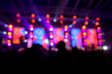 Sahnede bulanık arka plan konser ışıklandırması 