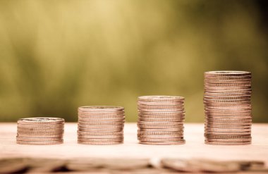 Bulanık arka planda para yığınları, para biriktirme kavramı 