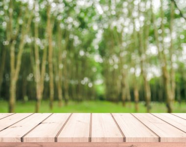 Arka planda bulanık kauçuk plantasyon ile eski ahşap plakalar tablo 