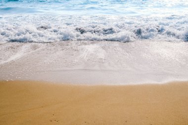 Kumsalda okyanus dalgaları 