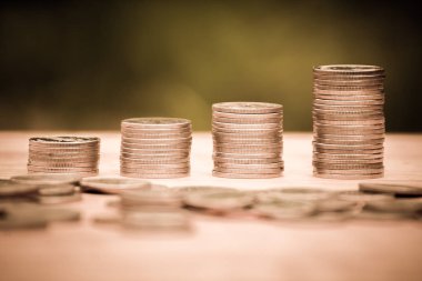 Bulanık arka planda para yığınları, para biriktirme kavramı 