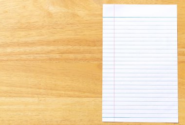 ahşap masa arka plan üzerinde dizüstü bilgisayar beyaz astarlı kağıt