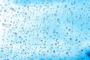 Cama su damlıyor, yağmurlu bir günde. 