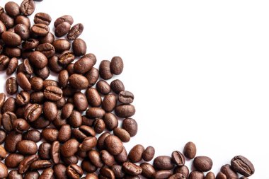 Beyaz arka planda kavrulmuş kahve çekirdekleri 