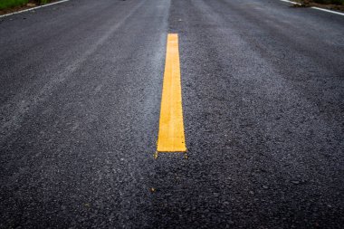 Sarı çizgili asfalt yol yüzeyi
