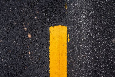 Sarı çizgili asfalt yol yüzeyi