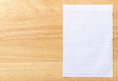 ahşap masa arka plan üzerinde dizüstü bilgisayar beyaz astarlı kağıt