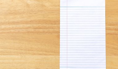 ahşap masa arka plan üzerinde dizüstü bilgisayar beyaz astarlı kağıt