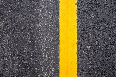 Sarı çizgili asfalt yol yüzeyi