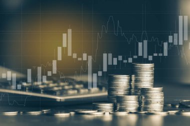 Arkaplanda ticaret grafiği olan altın sikke yığınları, mali yatırım kavramı 