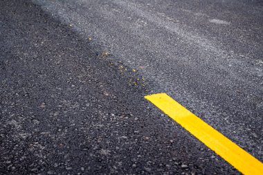 Sarı çizgili asfalt yol yüzeyi